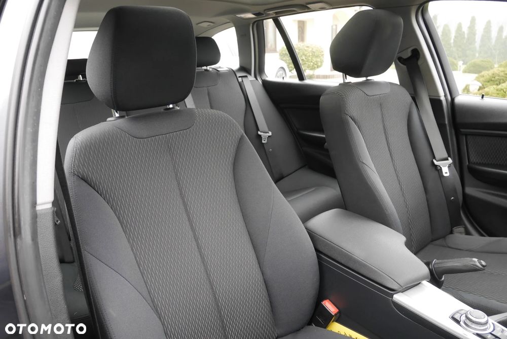 BMW Seria 3 318d DPF Edition Exclusive - 26