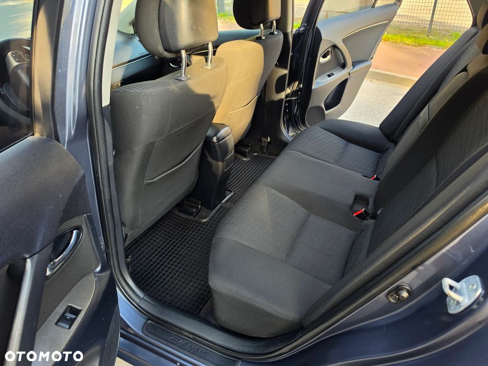 Toyota Avensis 1.8 Comfort - 21
