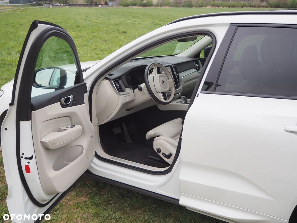 Volvo XC 60 B5 B AWD Plus Dark - 9