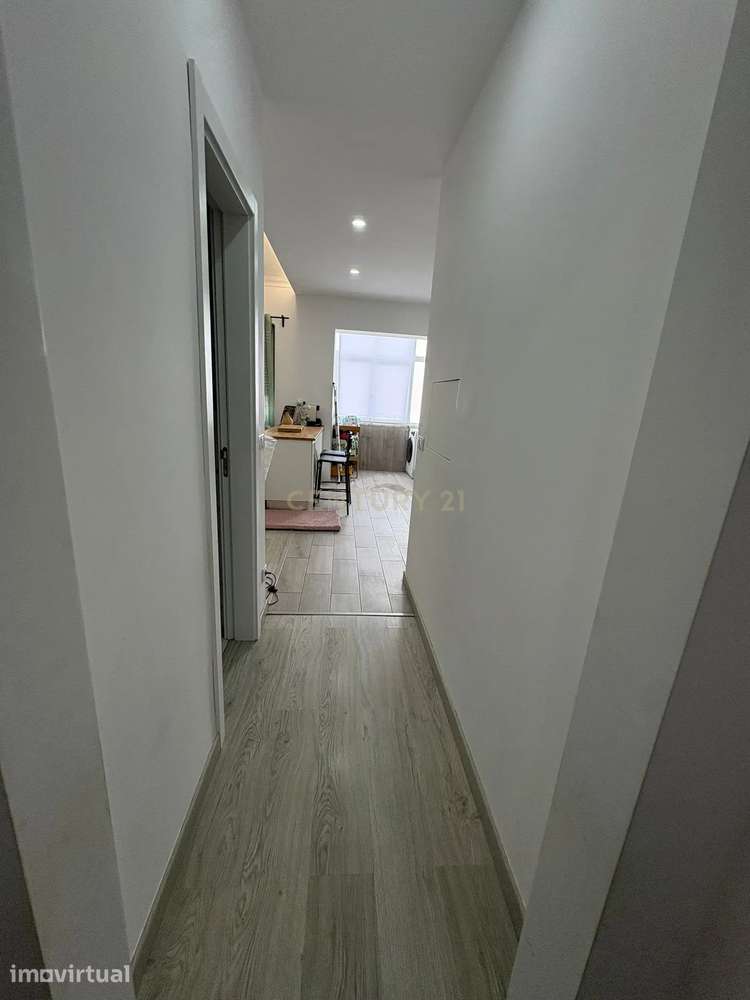 Apartamento T2 Renovado na Venda Nova – Zona Calma e Bem Localizada - Grande imagem: 5/15