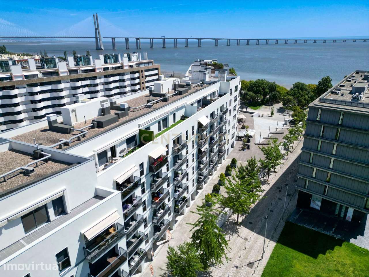 Apartamento Central com Suite e Varanda em Local Tranquilo - Grande imagem: 2/28
