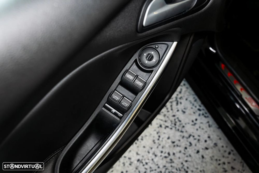 Ford Focus 2.0 EcoBoost ST c/ Pack Pele Desportiva - 33