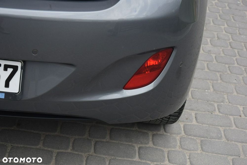Hyundai i30 1.6 CRDi Fifa World Cup Edition - 13