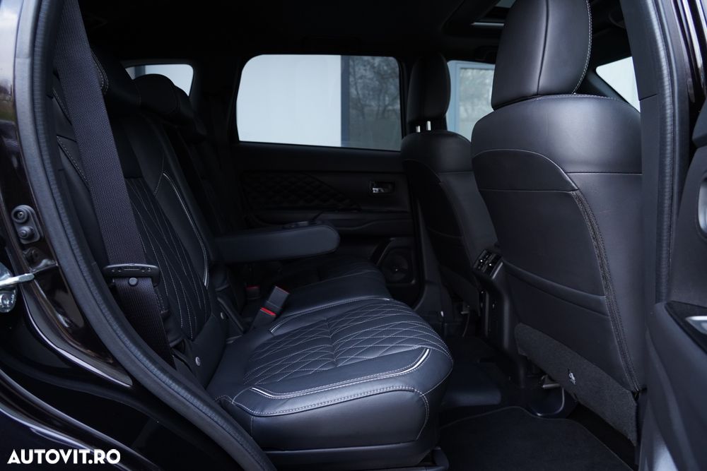 Mitsubishi Outlander ver-2-4-4wd-plug--in-hybrid-top - 19