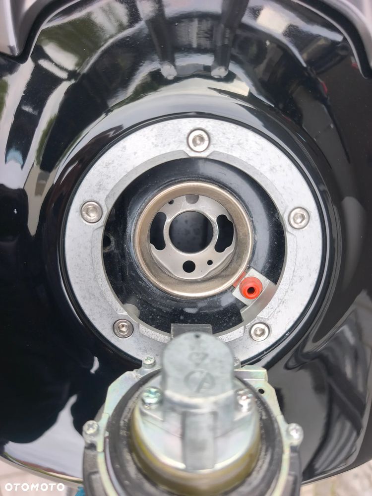 Suzuki GSR - 35