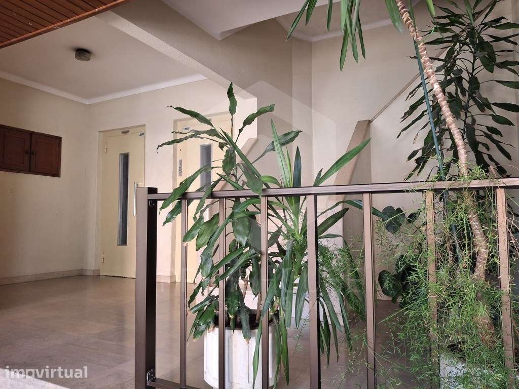 Apartamento T3 na Av. Independência das Colónias com lugar de garagem - Grande imagem: 2/22