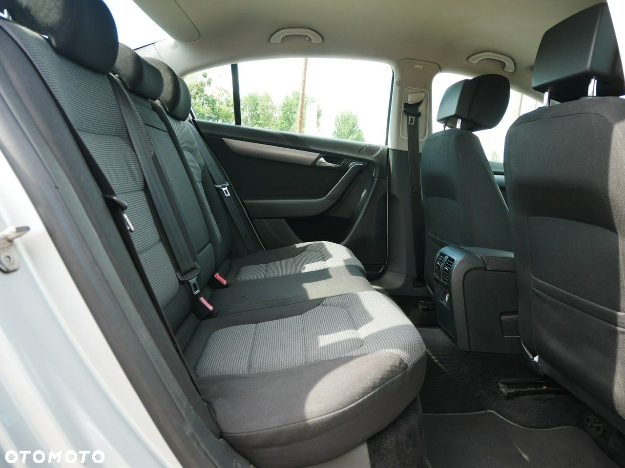 Volkswagen Passat 1.6 TDI DPF BlueMot Comfortline - 24