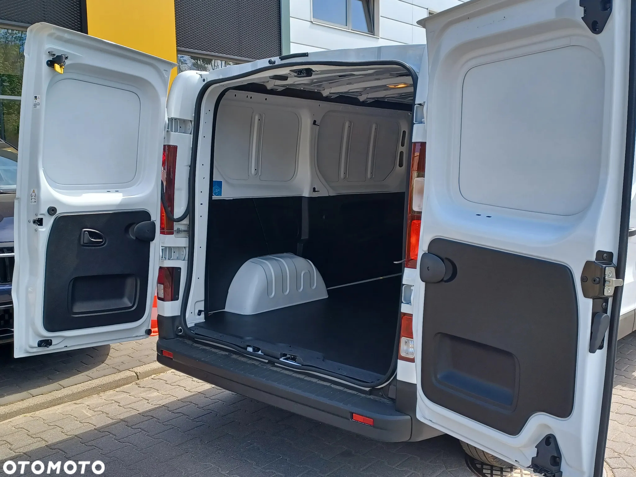 Renault TRAFIC 1H1 2.0 dCi 130 KM - 11