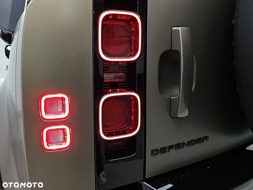 Land Rover Defender 3.0 D300 mHEV X-Dynamic HSE - 36