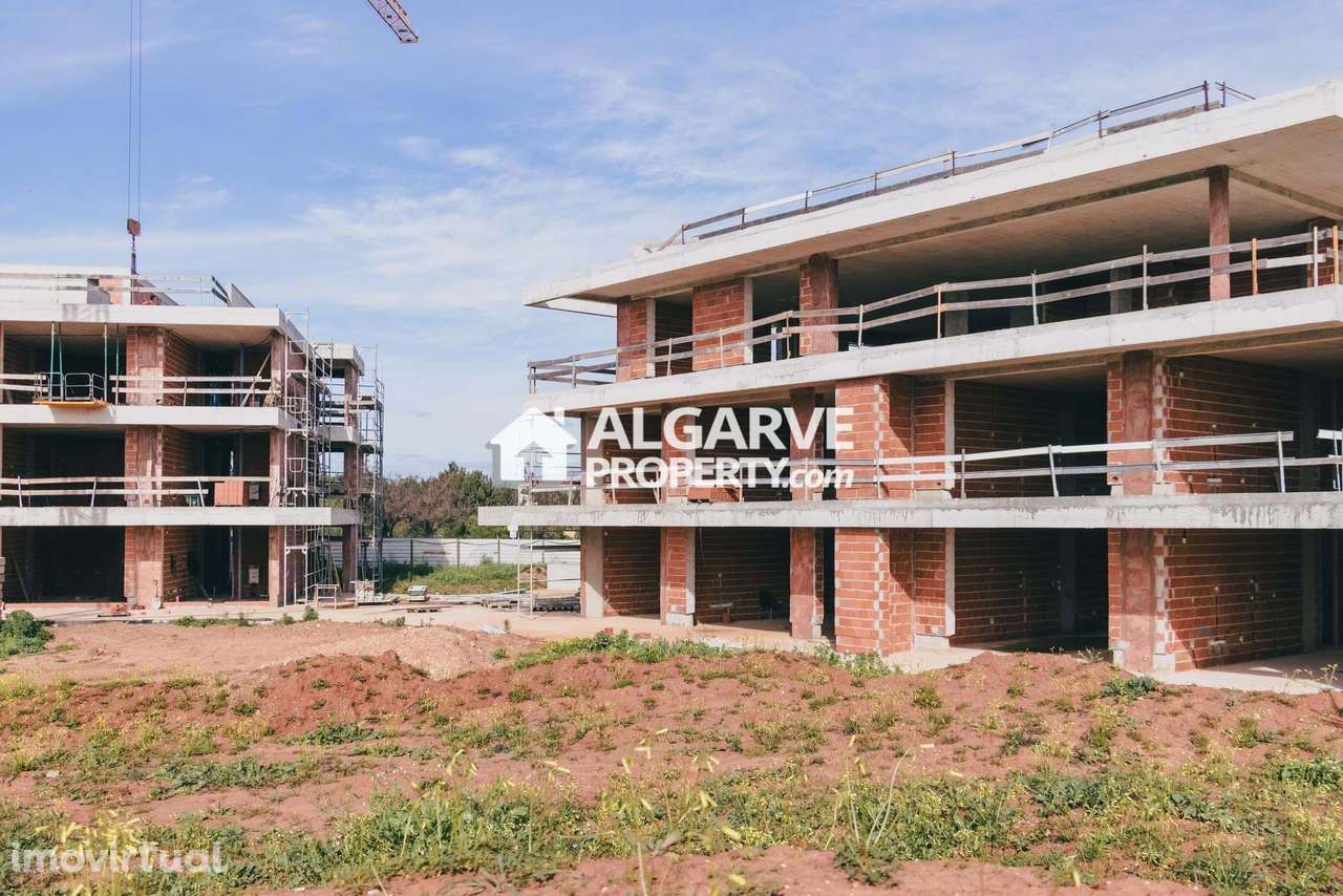 Elegante T2 no 1.º Andar com Amplo Terraço e Vistas Deslumbrantes - Grande imagem: 3/50