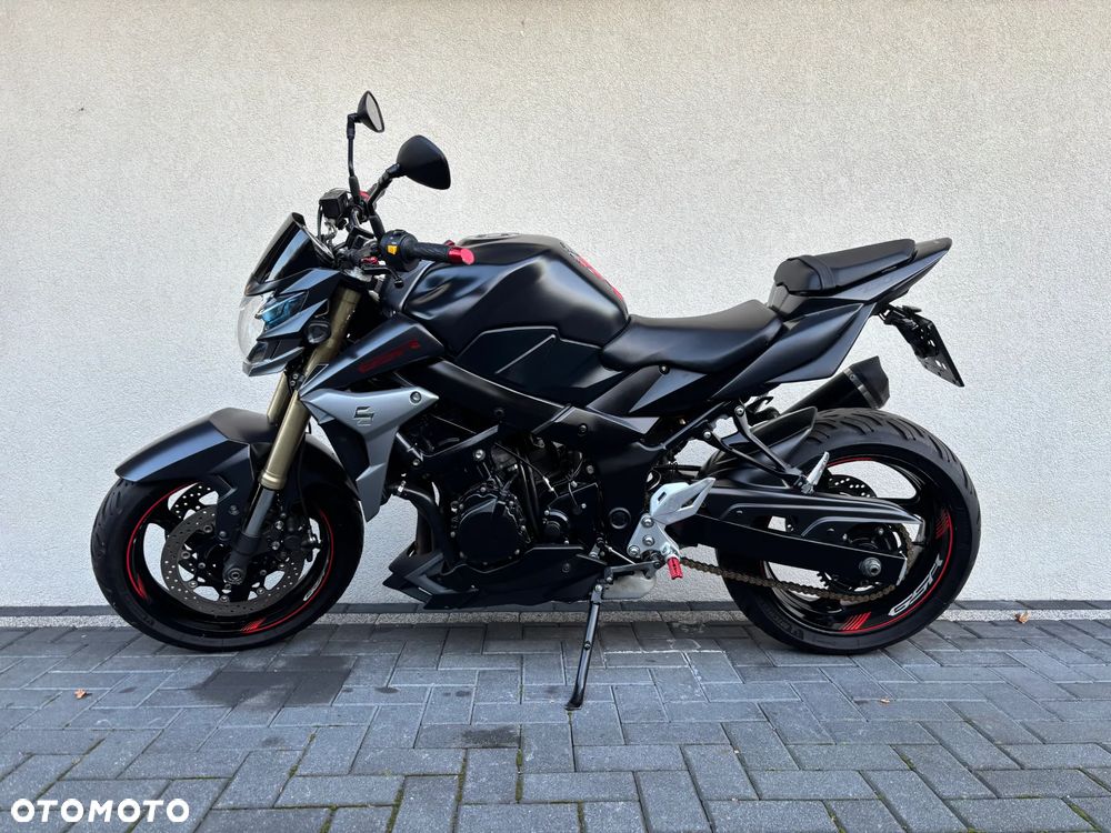 Suzuki GSR - 1