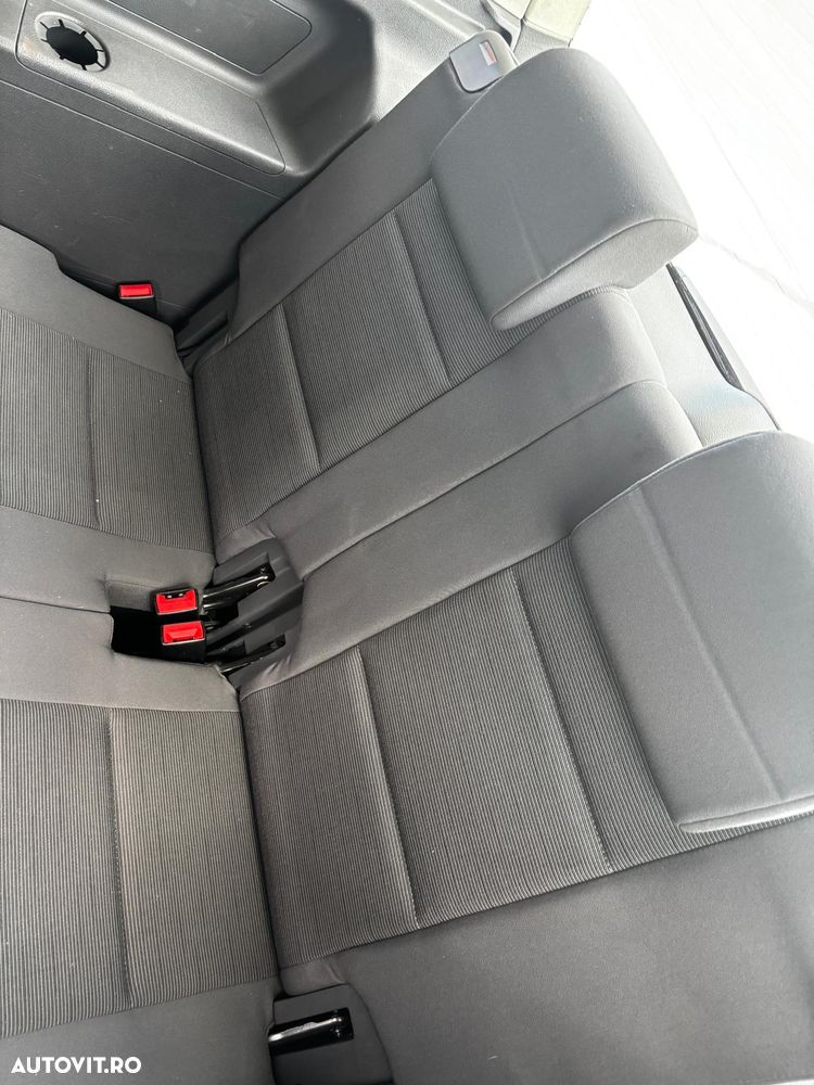 Volkswagen Touran - 11