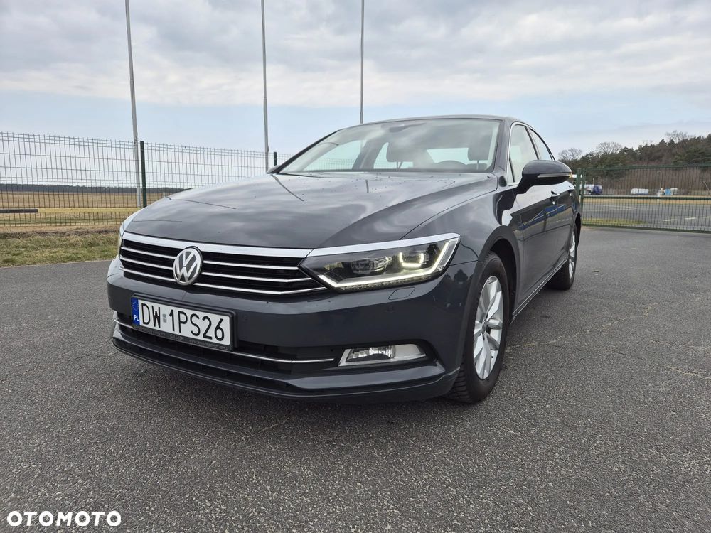 Volkswagen Passat - 1