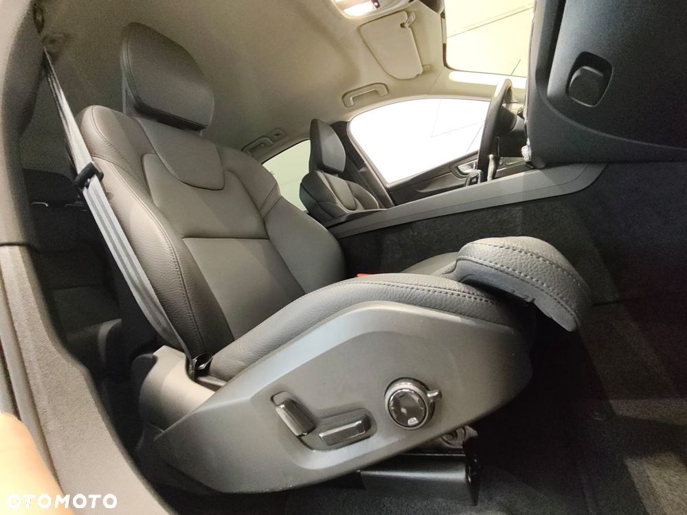Volvo XC 60 B4 B Plus Dark - 26