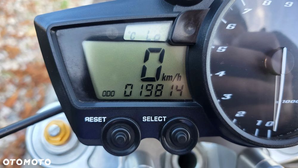 Yamaha R1 - 18
