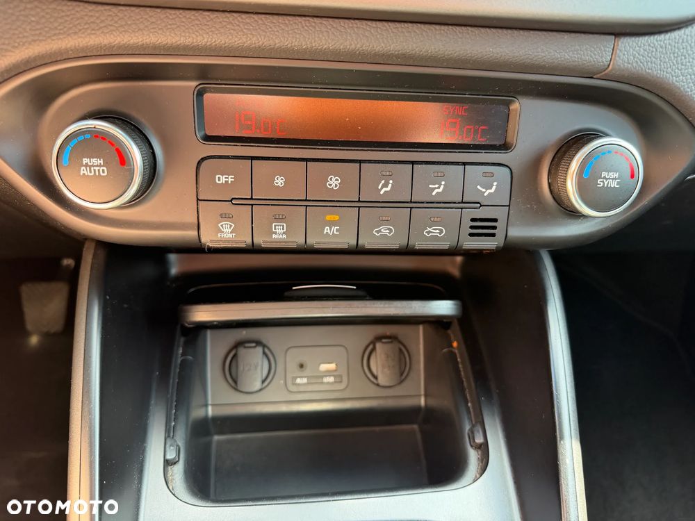Kia Carens - 31