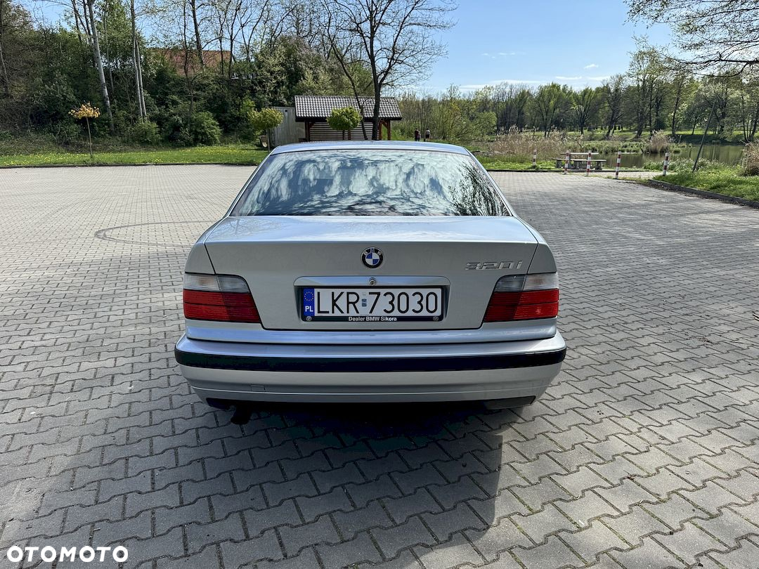 BMW Seria 3 320i - 9