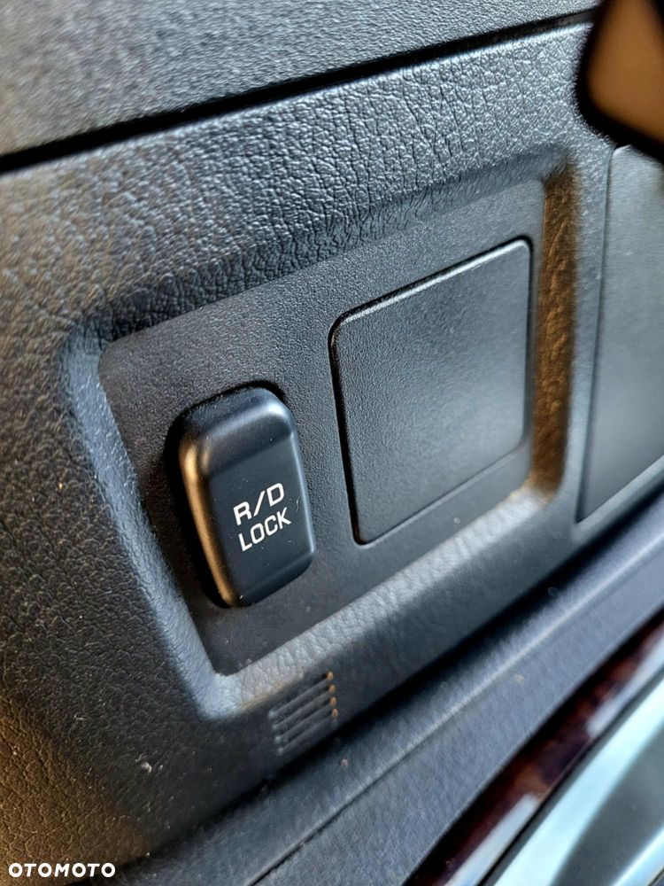 Mitsubishi Pajero - 12