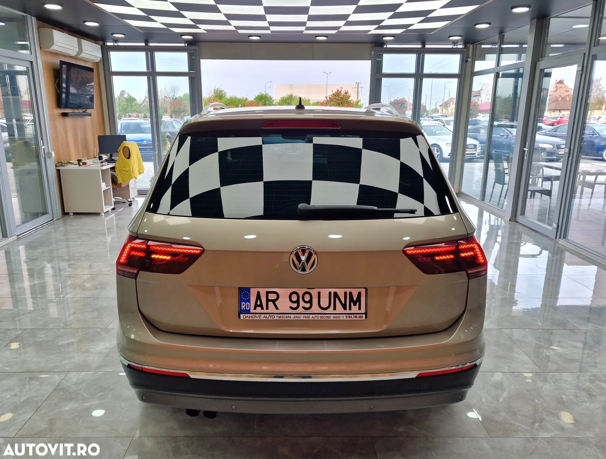 Volkswagen Tiguan - 11
