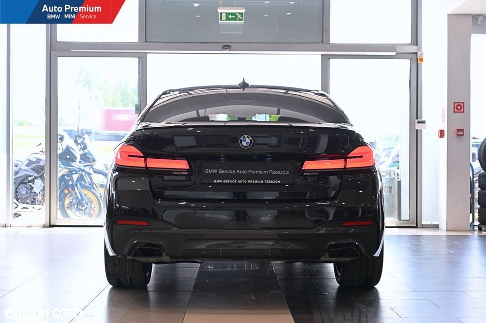 BMW Seria 5 540i xDrive mHEV - 19