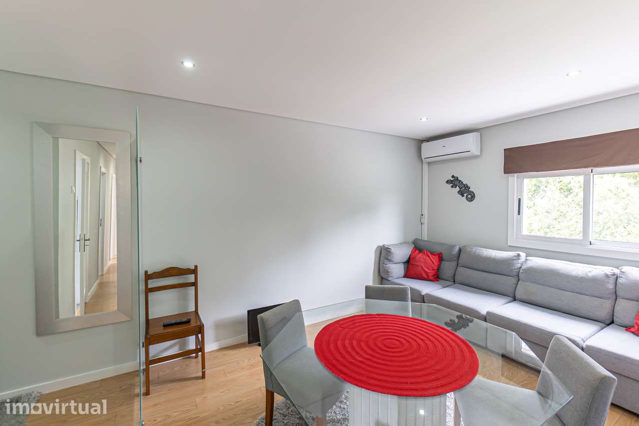 Apartamento T3 totalmente remodelado com garagem fechada e arrumo - Grande imagem: 3/19