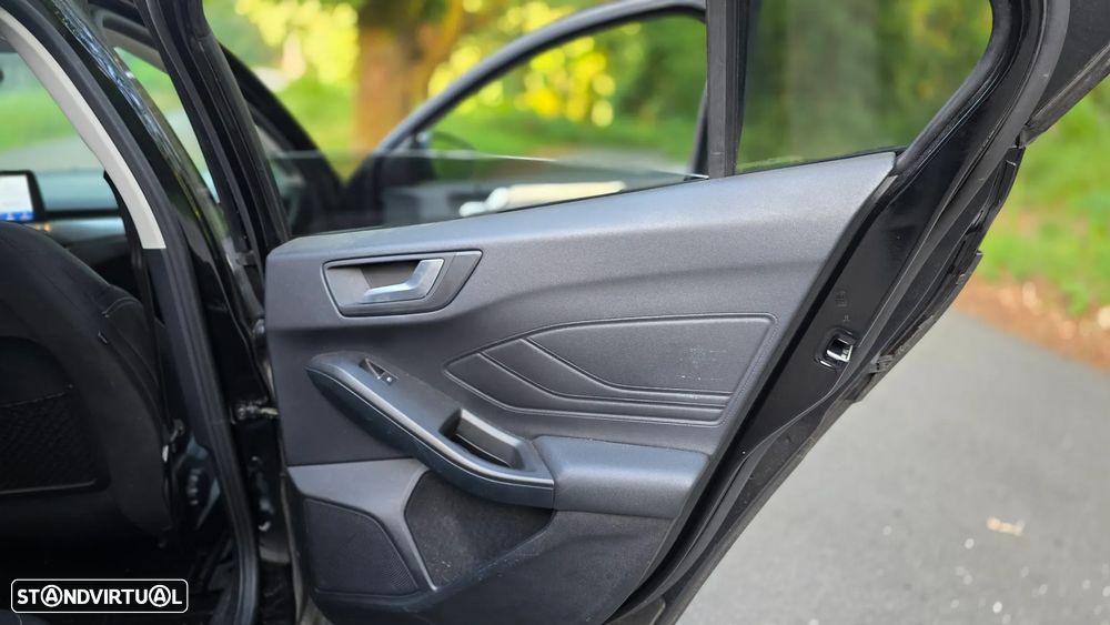 Ford Focus 1.0 EcoBoost S&S ST-LINE X - 15