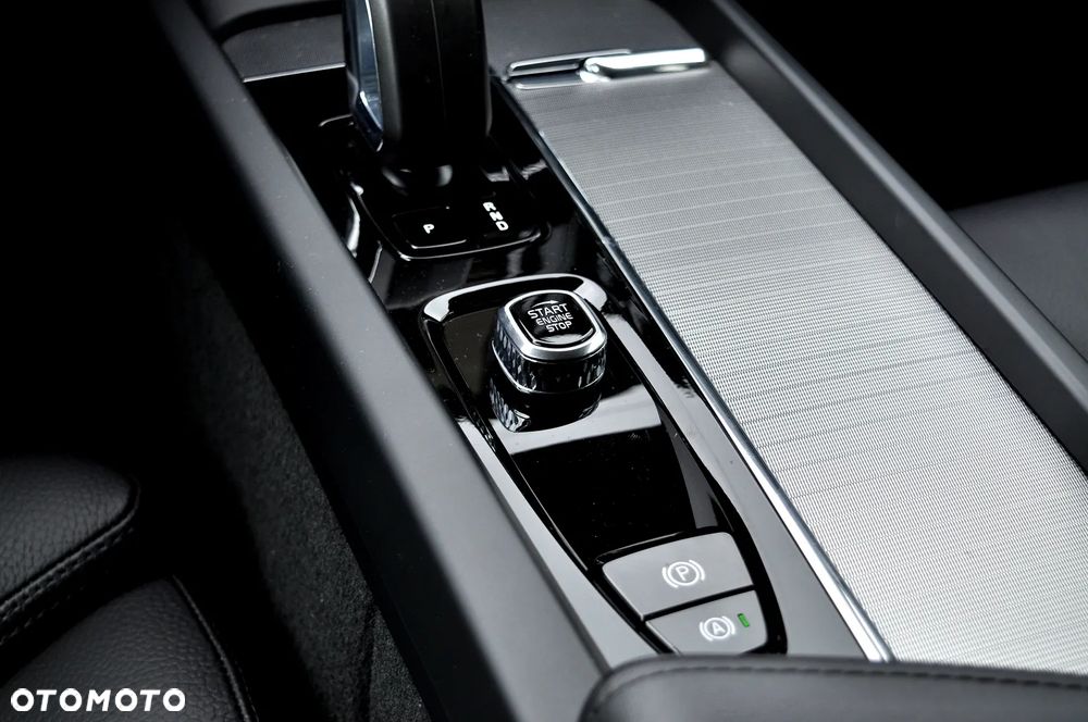 Volvo XC 60 B4 D Plus Dark - 19