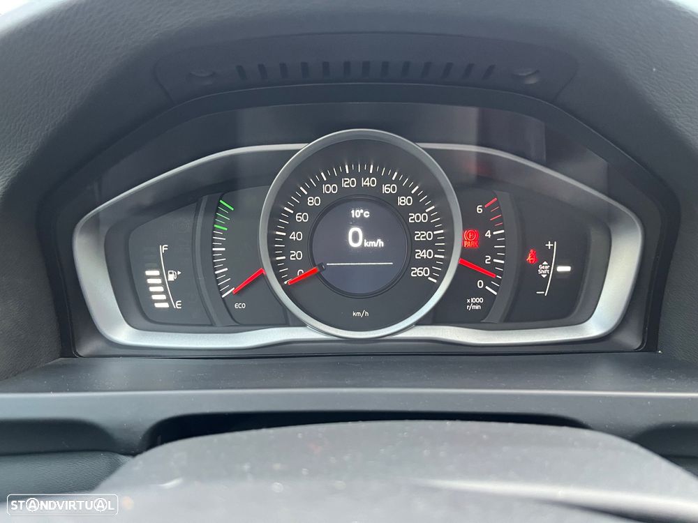 Volvo V60 2.0 D3 Momentum - 4