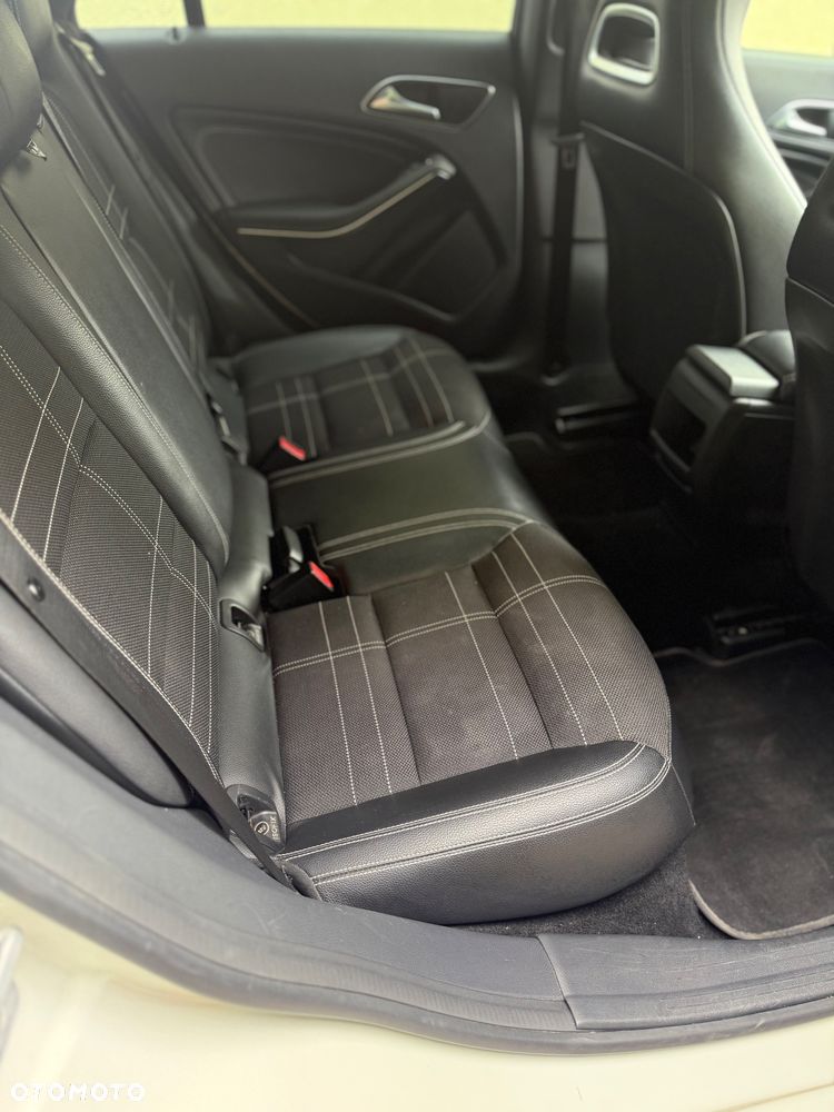 Mercedes-Benz CLA 180 7G-DCT - 16