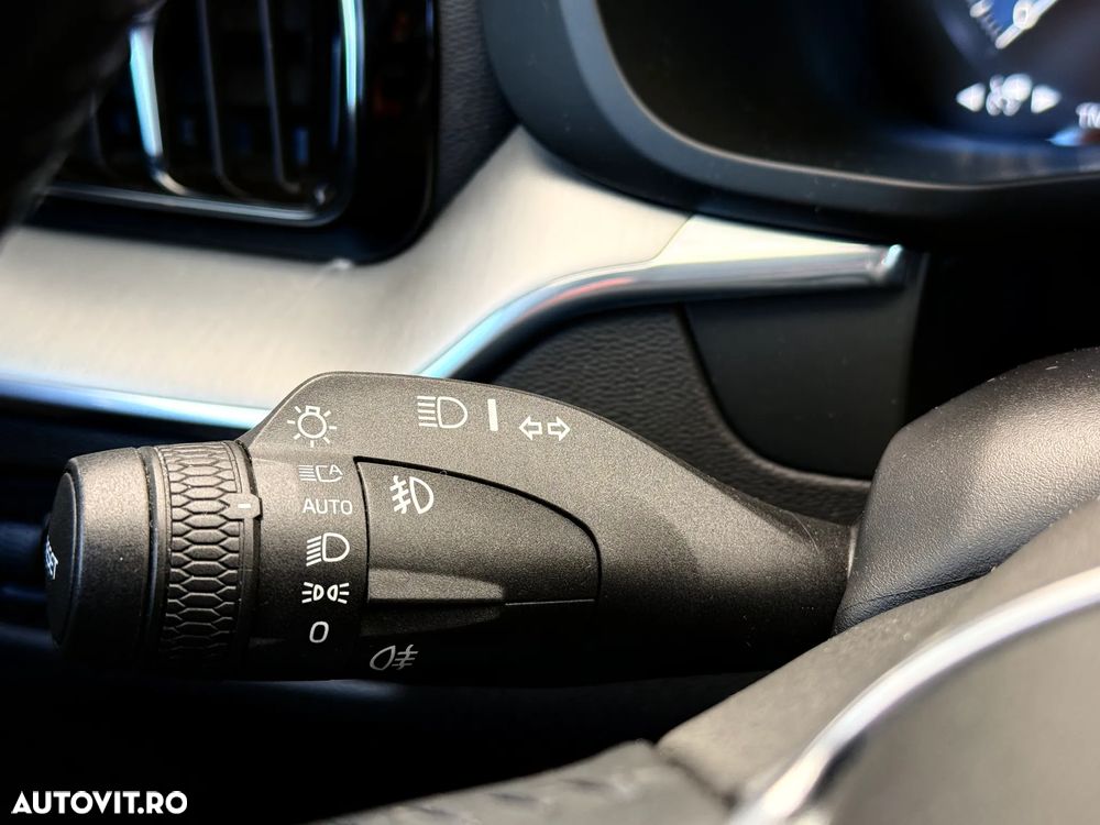 Volvo XC 60 T8 Twin Engine AWD Geartronic Momentum - 24