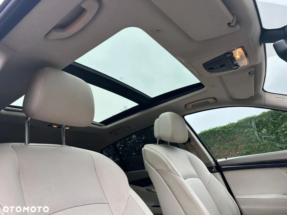 BMW Seria 5 550i - 10
