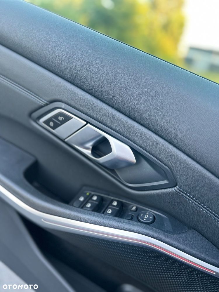 BMW Seria 3 318i M Sport - 36