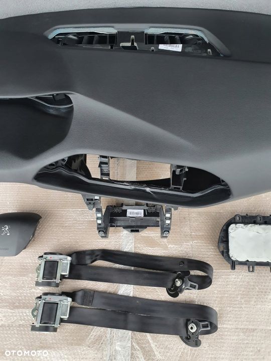 Peugeot 308 T9 deska kokpit konsola airbag pasy - 3