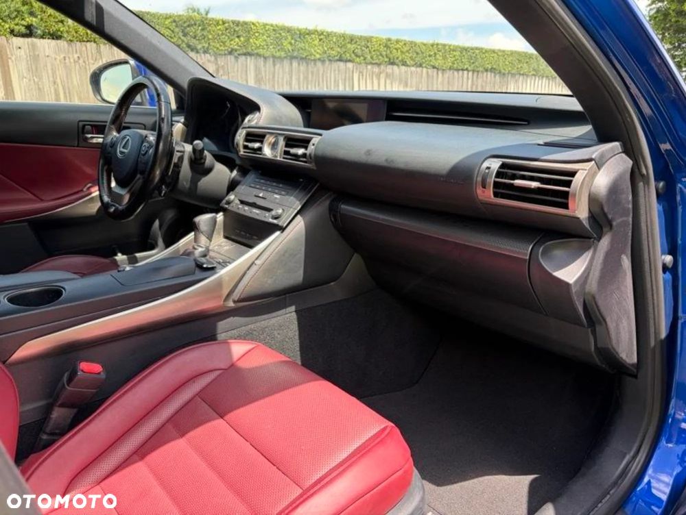 Lexus IS 200t / 300 F Sport - 34
