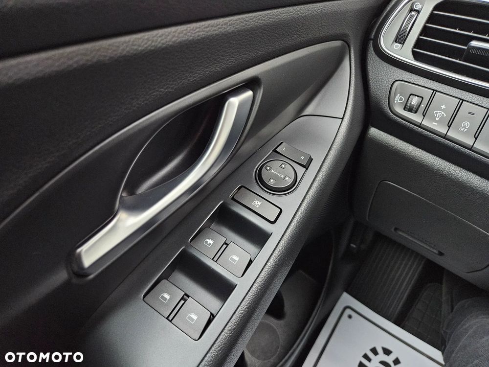 Hyundai i30 1.5 DPI Classic + - 21