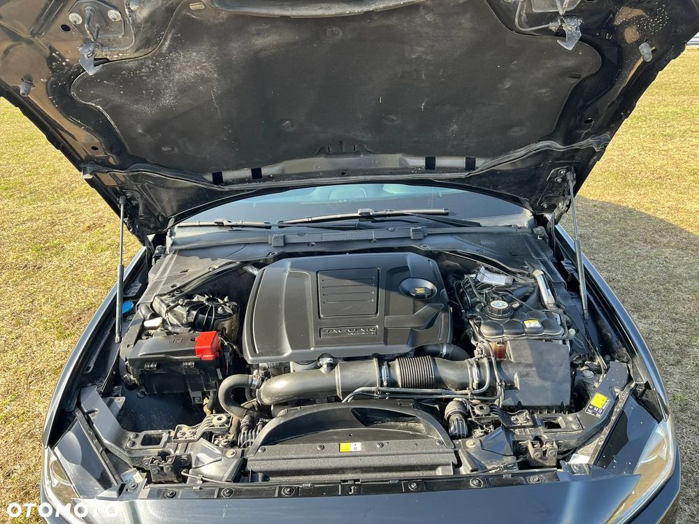 Jaguar XE 2.0 T Portfolio - 12