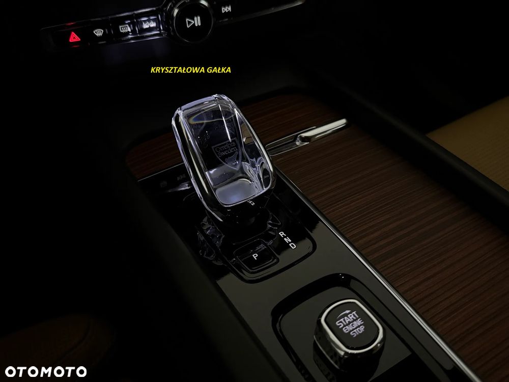 Volvo XC 60 B4 D Plus Dark - 24
