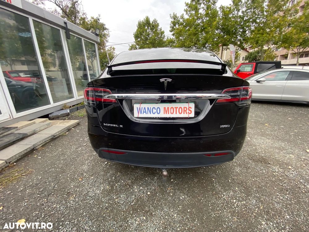 Tesla Model X - 21