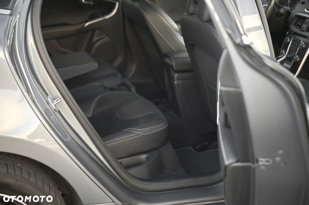 Volvo V40 D3 Geartronic RDesign - 32