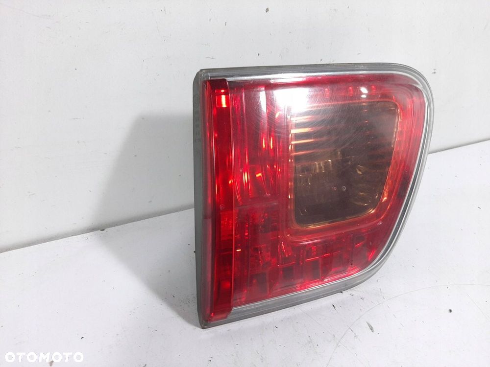 TOYOTA AVENSIS T27 KOMBI 09R LAMPA W KLAPE PRAWA TYL - 4