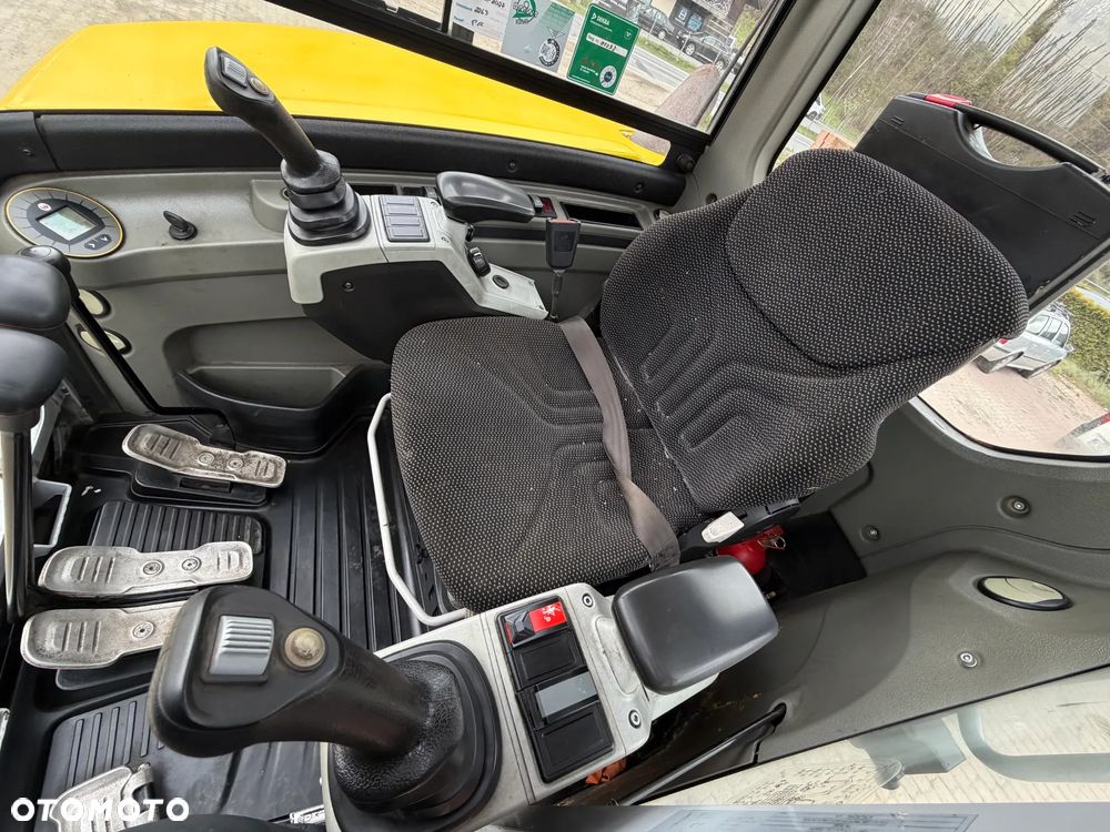 Wacker Neuson EZ53 Koparka Gąsienicowa 5,5 Tony. 2020 rok. 1772 mtg. Jak Nówka z salonu! ani deka luzów czy wycieków! Pochodzi z Gospodarstwa Norweskiego! Aktualne serwisy DEKRA BMWT 2027r. 2 łyżki. Silnik PERKINS 4 cyl. 52km. Maszyna Full wypasiona! Bogata wersja Norweska! Klima. Szybkozłącze Hydrauliczne. OKAZJA. Pełny Oryginał historia do sprawdzenia w Wacker autoryzowany! 4 sekcje Hydrauliczne. Po serwisach eksploatacyjnych. Ani Deka luzów i wycieków - 30