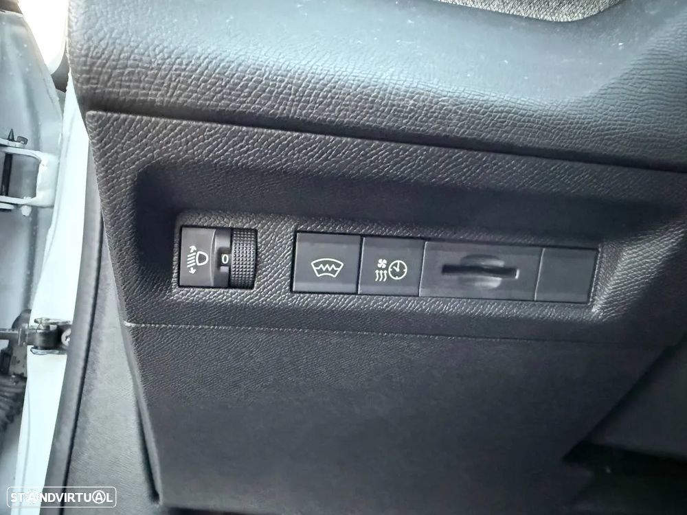 Peugeot e-308 54 kWh Allure - 17