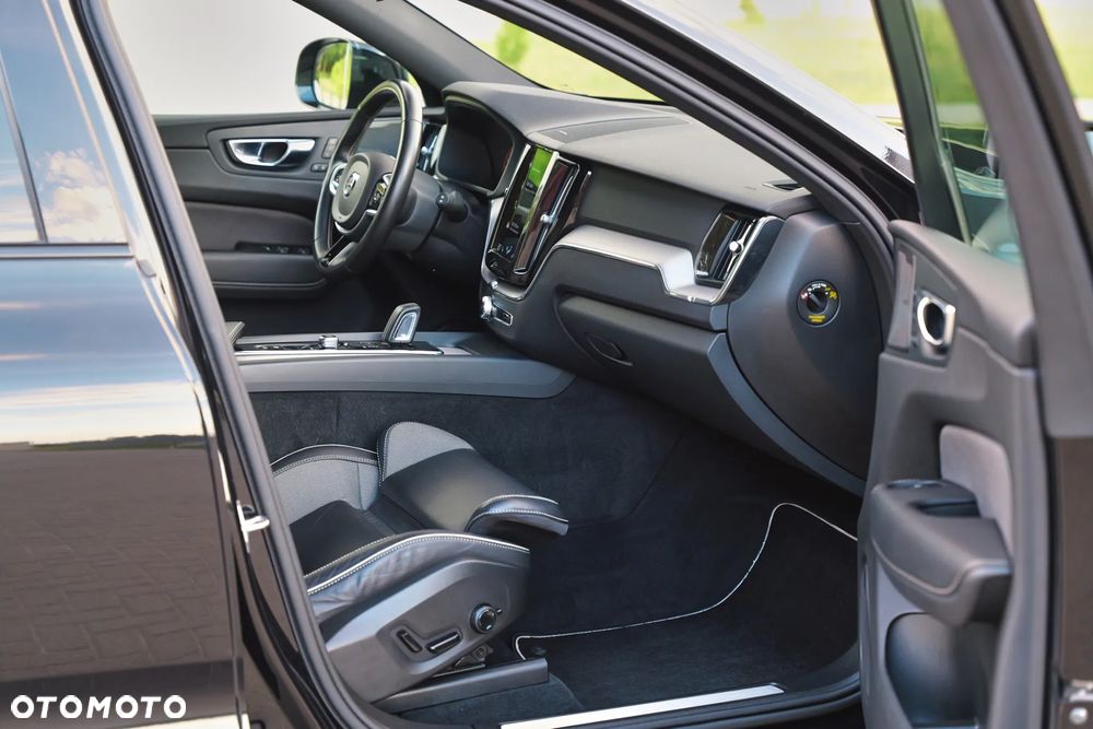 Volvo XC 60 B5 D AWD R-Design - 23