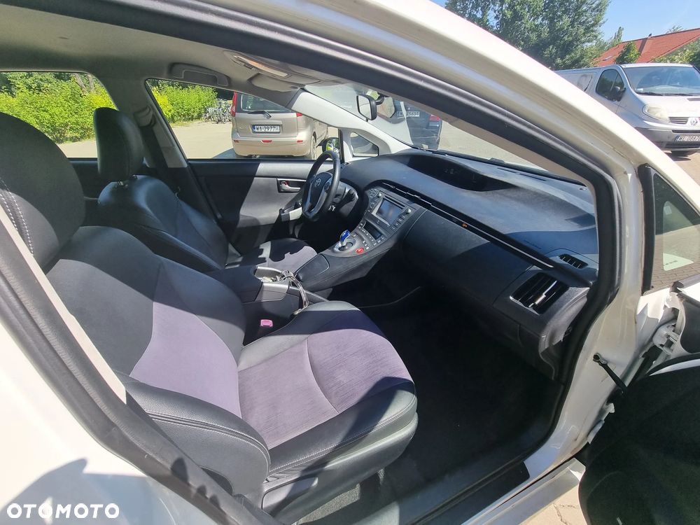 Toyota Prius (Hybrid) Executive - 12