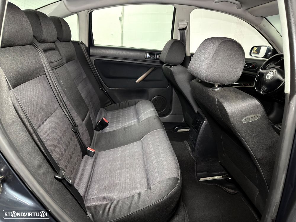 VW Passat 1.9 TDi Highline - 8