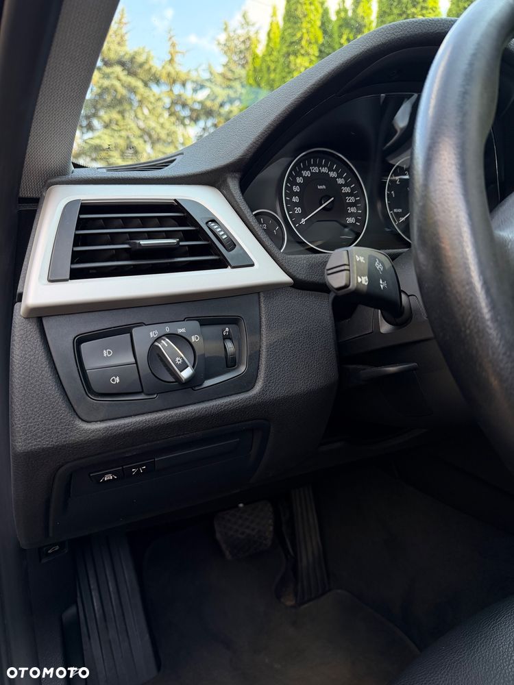 BMW Seria 3 330i Luxury Line sport - 12