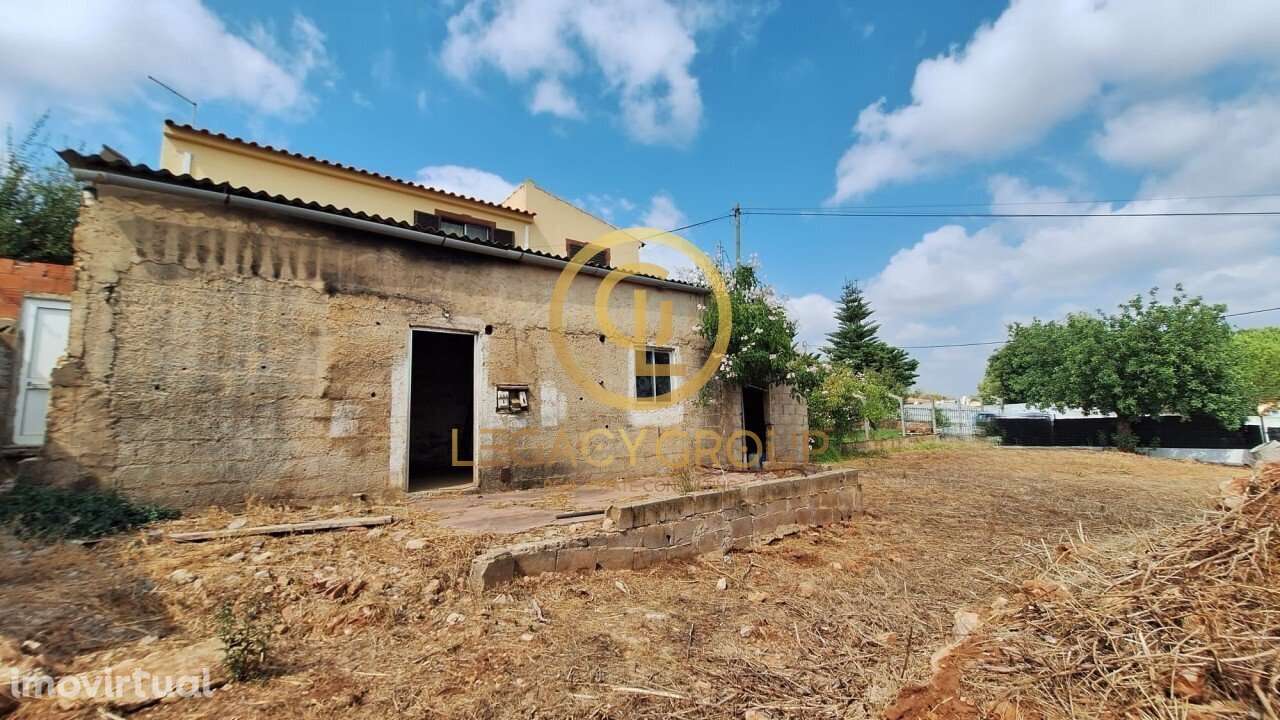 Casa isolada para restaurar, com terreno de 525m2 situada em Paderne - Grande imagem: 2/21