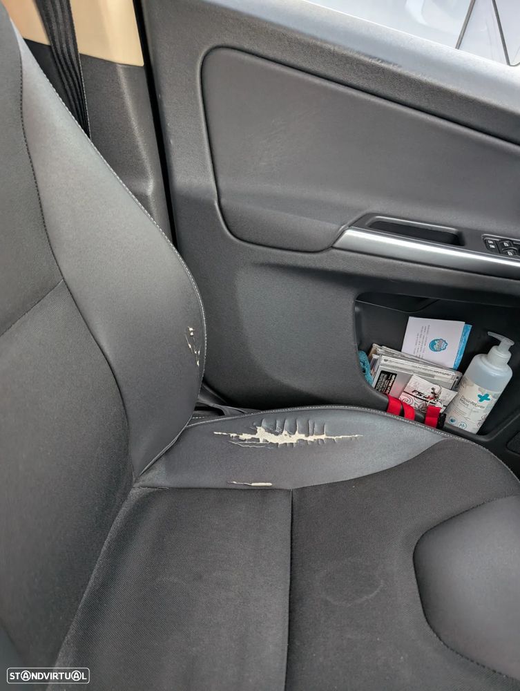 Volvo XC 60 2.4 D Drive Momentum - 32