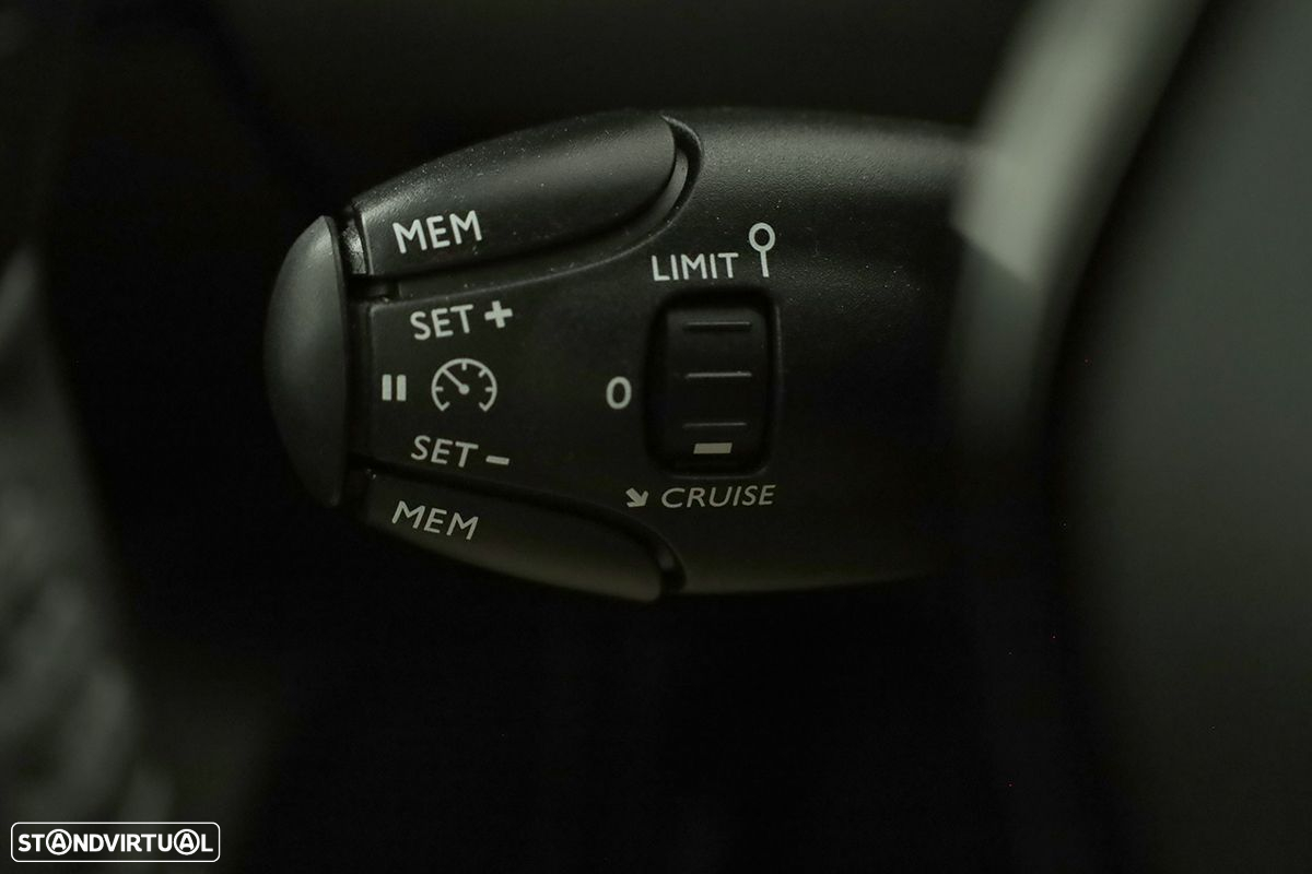 Peugeot 2008 1.2 PureTech Allure - 17
