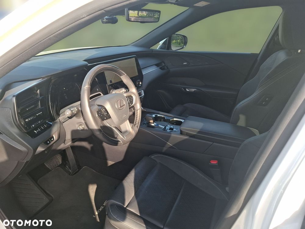 Lexus RX 450h+ Omotenashi - 9